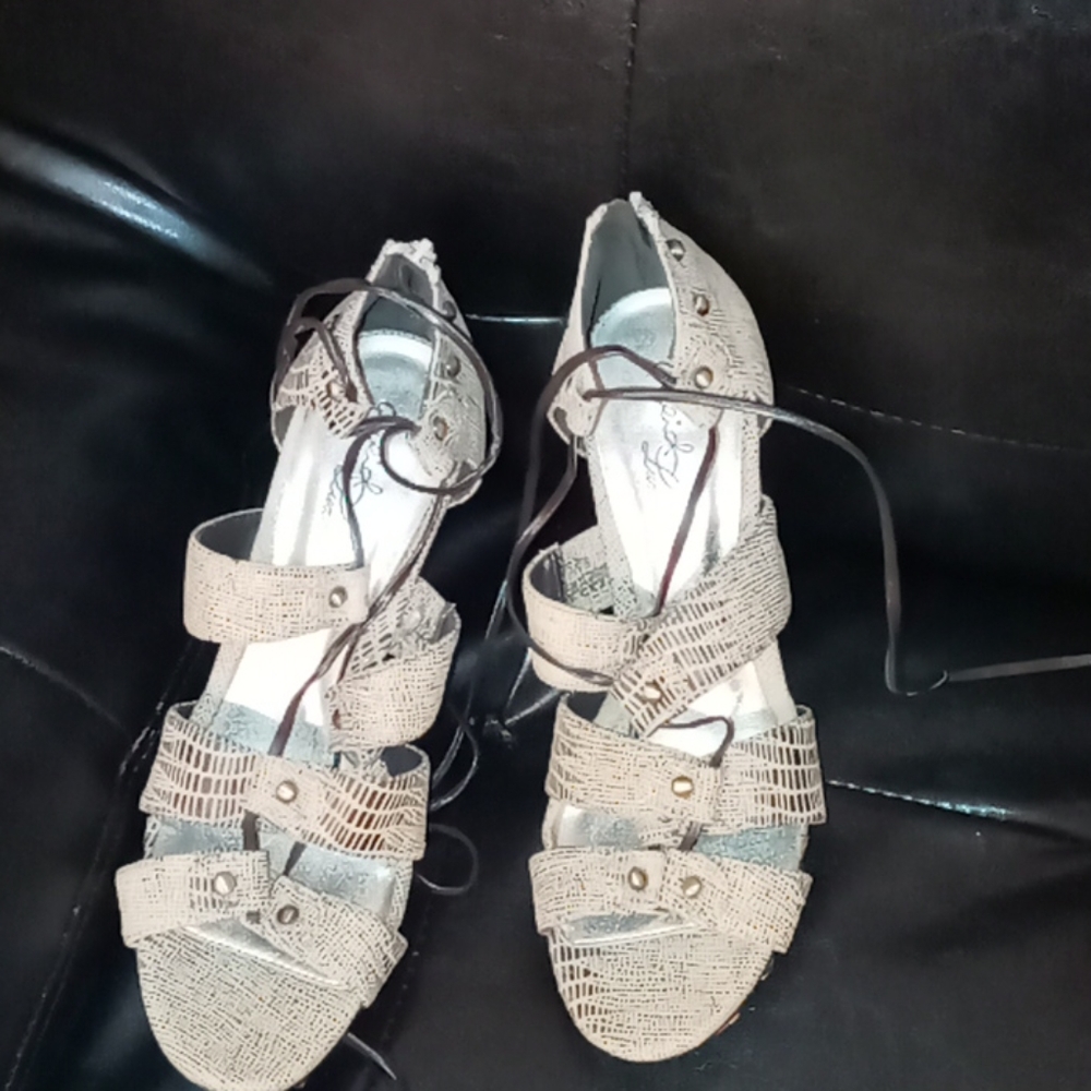 Snakeskin sexy pumps!
